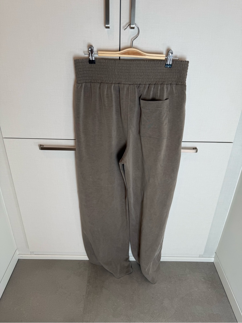 Sweaty Betty Olive Smocked Waist Joggers